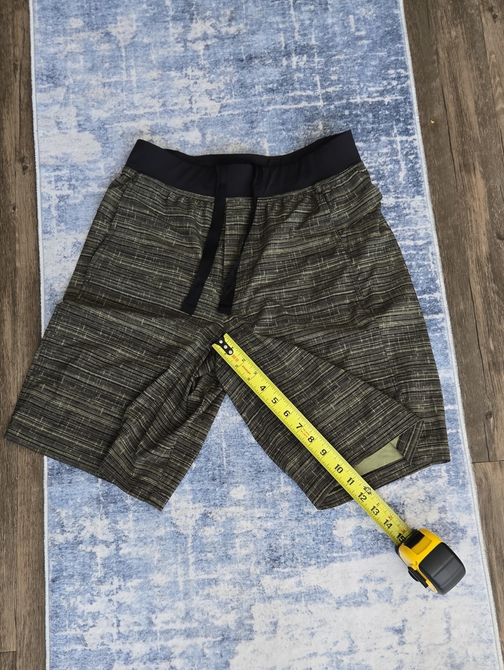 Lululemon Men's Medium Shorts Green/Black GUC